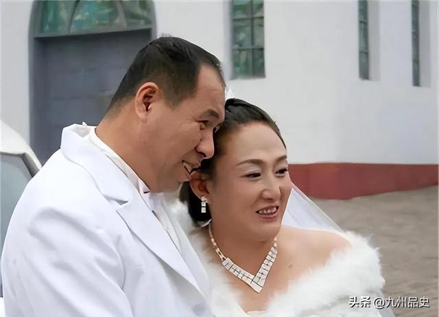 她是9枚金牌的冠军，被教练下药终身不育，退役后当搓澡工嫁和尚