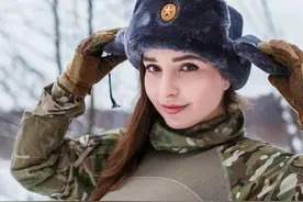 背后有深意：美大兵和俄女兵共舞，双方含情脉脉之尼日利亚争夺战图片