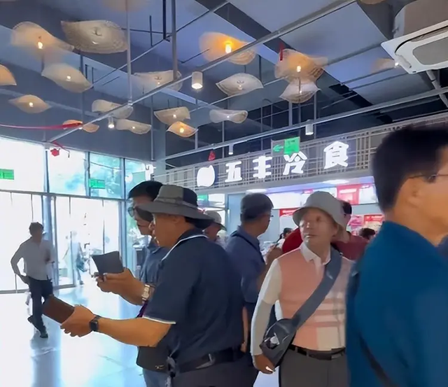 我国菜市场成了韩国旅游团大爷的最爱：试吃乱瞟还不好意思
