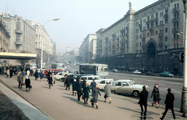 还敢说15年的差距吗？加速出售光刻机的背后，ASML已经慌了