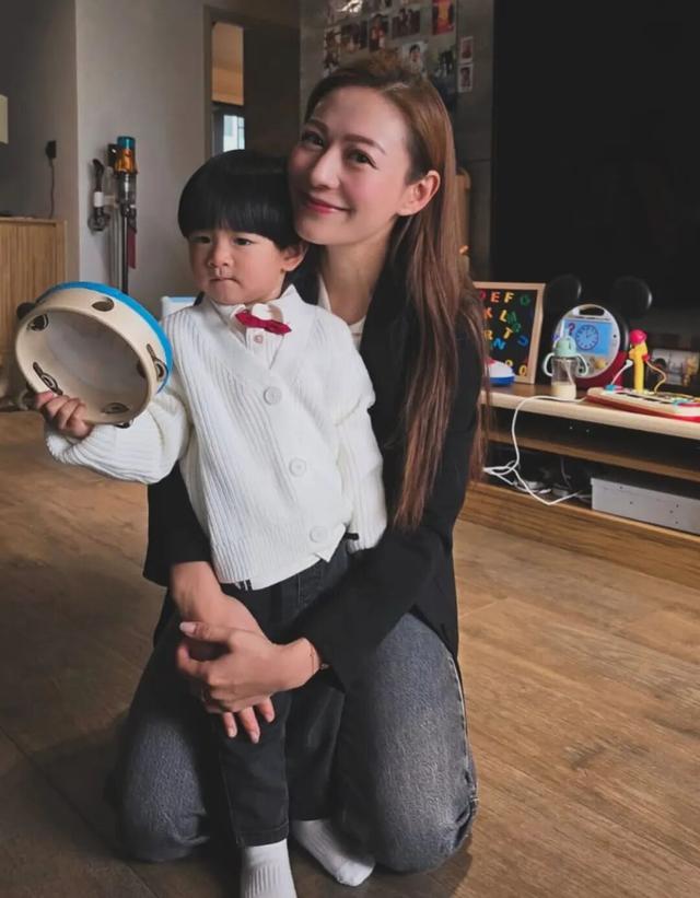 惨！香港女歌手终捱过7年官司低谷，曾被公司要求拔全牙再出道