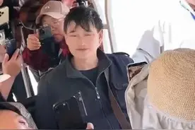 朱之文带儿媳现身菏泽牡丹园，媳妇美的像花仙子，自己却用苹果6图片