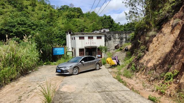 上当了！玩水挖沙捞鱼露营“宝藏地”，荷泗长潭水电站原来这样的