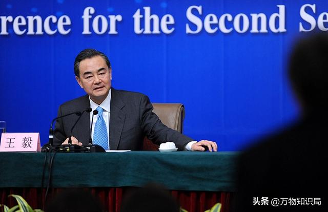 “外交男神”王毅年轻旧照，与妻子罕见同框，岳父曾是周总理秘书