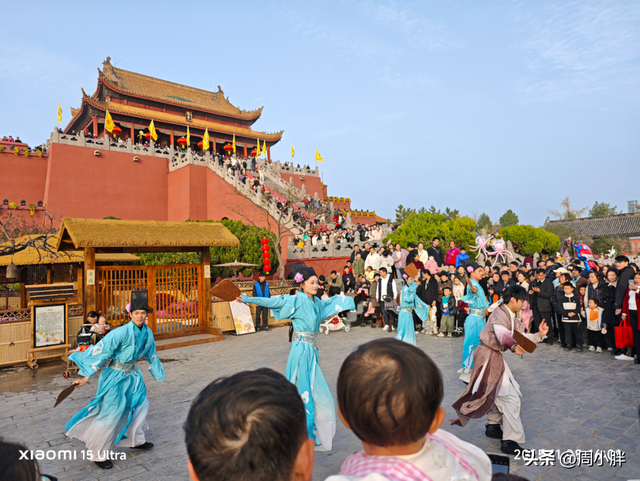 15分钟617人登顶龙亭大殿，传统观光景区迈向沉浸夜游的关键一步