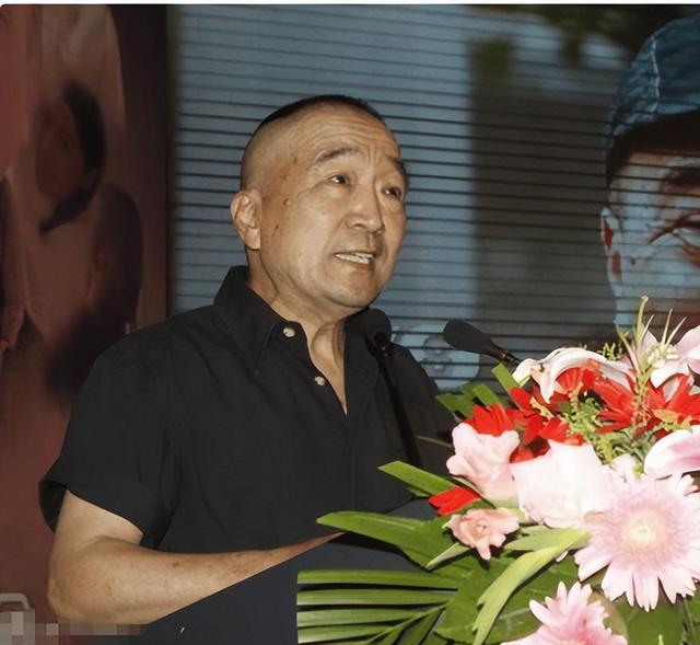 79岁李保田现状：定居山东衰老明显，儿子李彧太像父亲的“翻版”