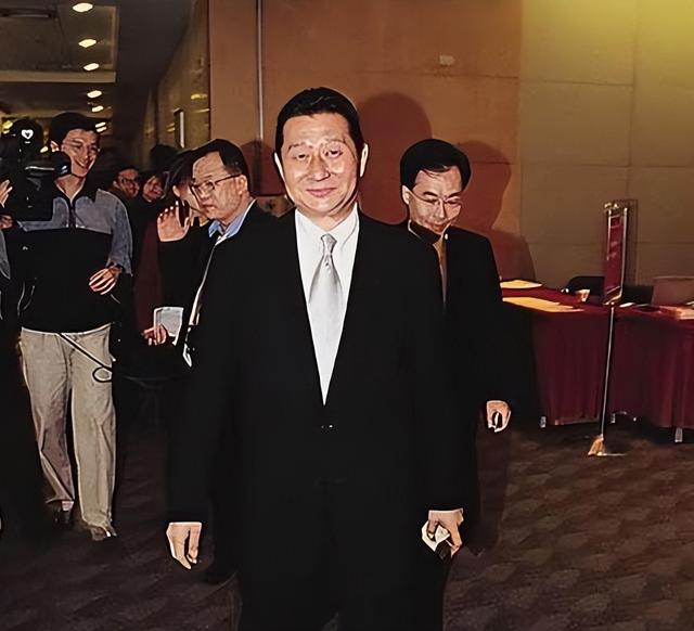 包养情人无数，娶初中同学女儿为妻，玩老婆闺蜜，嗜色如命的富豪