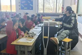 河间市第六实验小学教师郝艳昉——为啥穿着拖鞋给学生上课图片