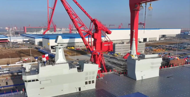 076两栖舰画线完成，年底确定首次海试，万吨巨舰即将到来