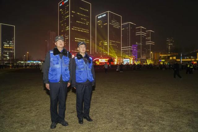 这么亮,那么美,泰达街在人潮中守住元宵夜繁华