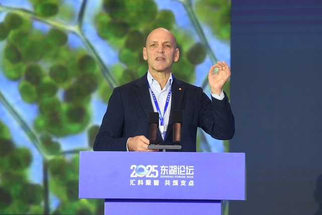 诺奖得主本杰明·李斯特在2025东湖论坛上寄语科技工作者追随热爱