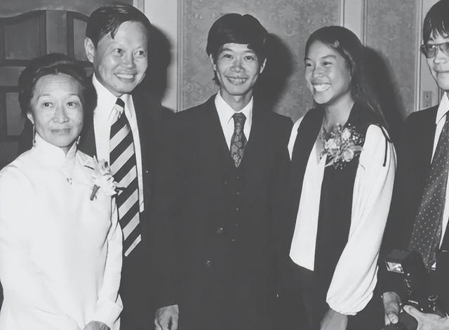 演都不演了！杨振宁去世仅7天，恶心的一幕出现，结局大快人心