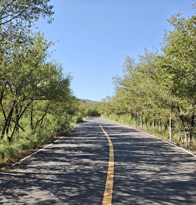 乌市雅山西边有个三号蓄水池，沿着登山步道过去，那里悠然见雅山