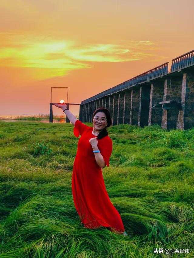 每日一景|石臼湖溧水张许村栈桥赏 “橘子海” 夕阳，水天交融