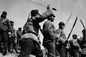 马继援骑兵猛攻，我军营长派人拿日本刀顶上去，敲响马家军的丧钟图片