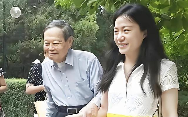 杨振宁去世后，翁帆再发文，49岁无子女的她，早已被安排好了退路