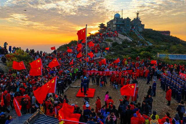 岱顶红旗映朝阳 万名游客共此时