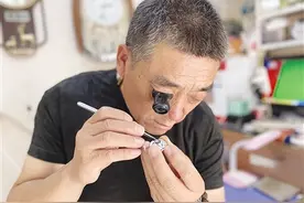 寻觅南阳老行当｜从青春年少到中年，坚守传统手艺34载——修表匠：雕刻时光 见证时代变迁图片