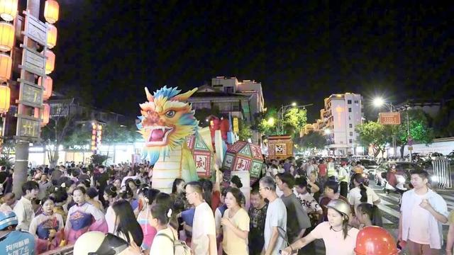 璀璨灯火映千年 长汀夜游人气旺