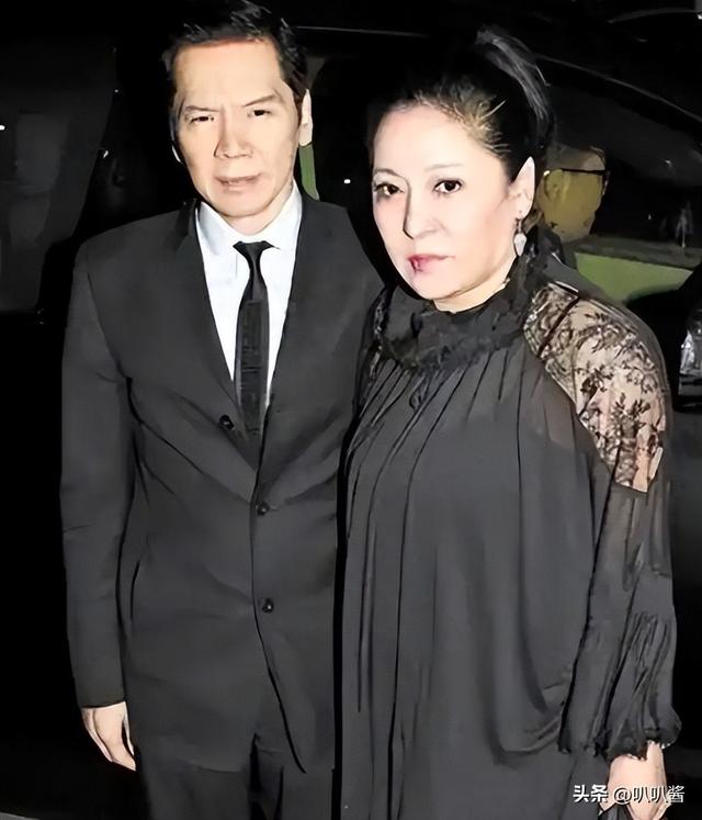 一场追悼会	，戳穿向华强夫妇在香港的真实地位，原来李连杰没说谎