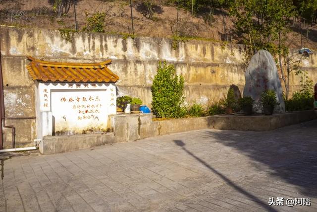 大理佛塔寺的山泉水是净化过的，老百姓不仅可以免费取，还不限量