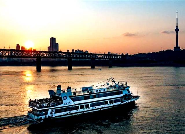 武汉有哪些独特的码头文化呢？它对城市发展有哪些方面的影响呢？