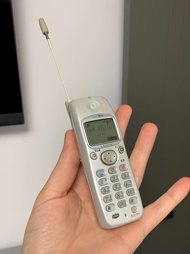 通信历史连载826-世界第一部语音拨号的手机-Philips genie-1999年