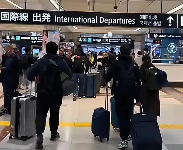 12条中日航线全停！日本机场哭成一片，上海数万日本人何去何从
