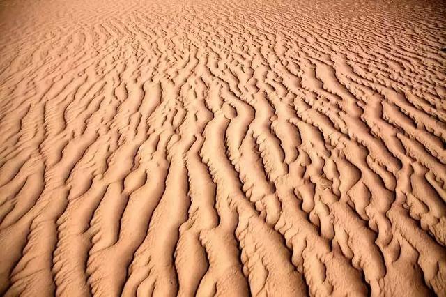 沙漠与湖泊相拥！西藏这片五彩沙丘美到犯规