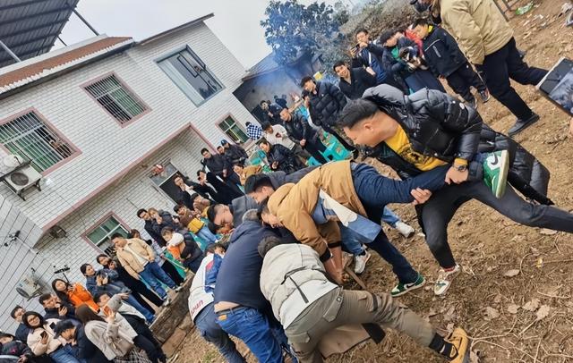 呆呆妹也没想到，杀猪宴收官才1天	， 一家人就走上了大衣哥的老路