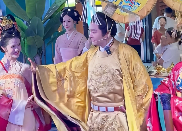 56岁翁虹沦落成“舞女”，在景区跳舞谋生，印证了刘晓庆的那句话