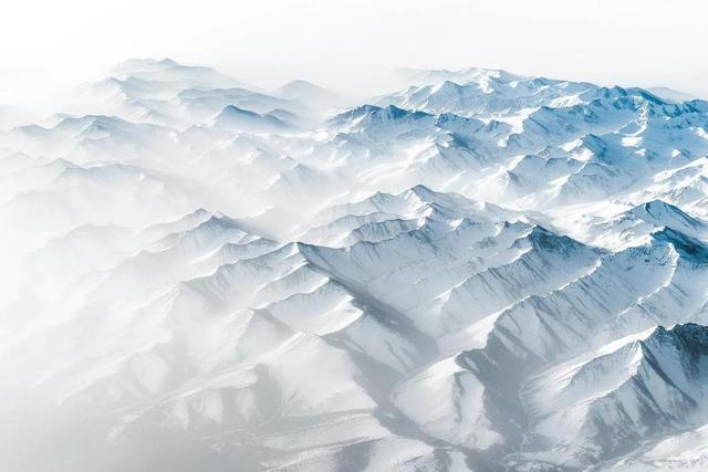 耗时三年半，中国成功凿穿天山！天山胜利隧道究竟有多重要？