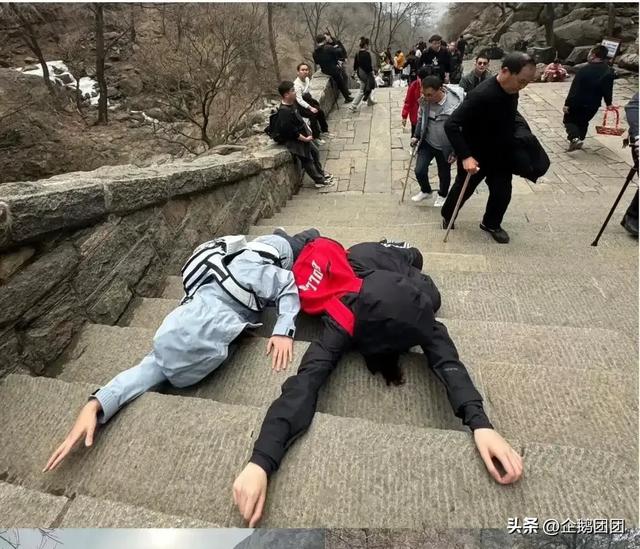 两位小姐姐花3万请24人爬泰山，竟有19人在哄娃！天价陪爬值吗？
