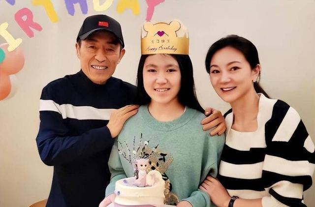 恩爱25年，75岁的张艺谋已老态尽显，比他小31岁的陈婷仍如花似玉