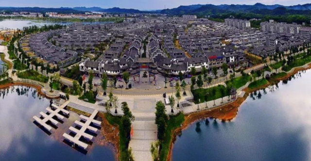 8年烧光50个亿！从人满为患到无人问津，全国古镇为啥批量倒闭？