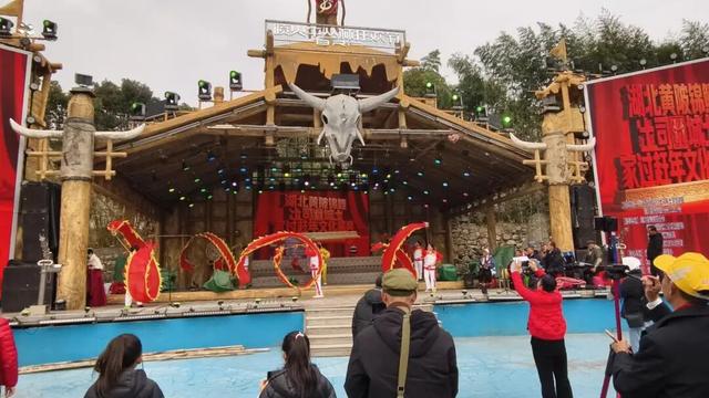 锦鲤土司城“过赶年”火爆开场！千人打年货、山道滑车引热潮！