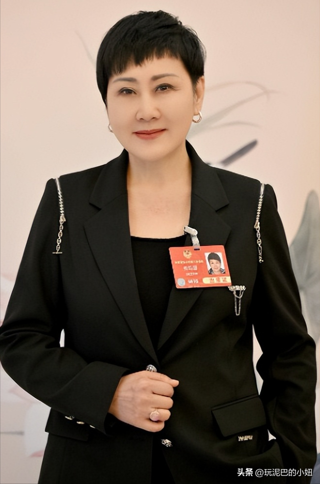 万万没想到，63岁张凯丽因九三阅兵上的一个动作，实现口碑暴增