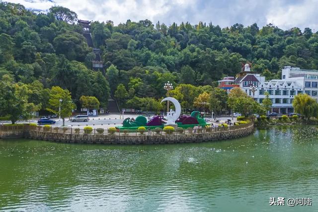 洱海边有个半圆形广场,不仅立着渔家女雕像,还是海鸥争宠的地方