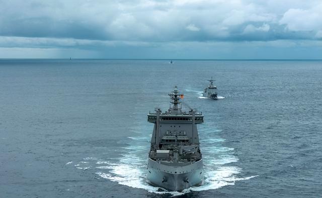 首个武力支持高市的国家出现，军舰穿航台海后，新日防长举行会谈