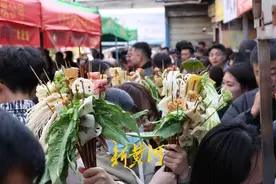 游客奔赴千里、排队10小时，只为一碗天水麻辣烫，有商家最近瘦了好几斤！实探“热辣”天水图片