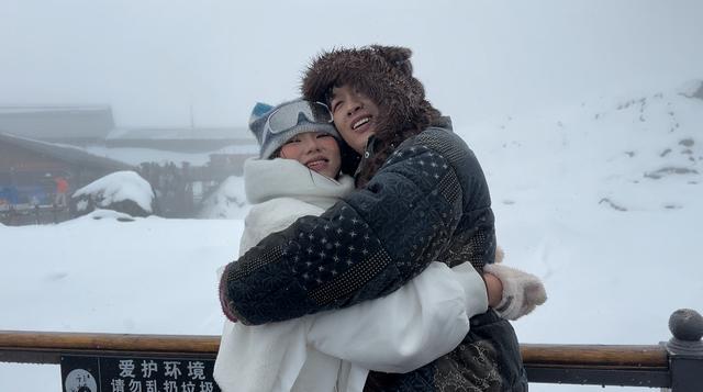 【外眼看云南】柬埔寨顶流姜思倪携家人圆梦云南：斗南花海巧遇结婚纪念日