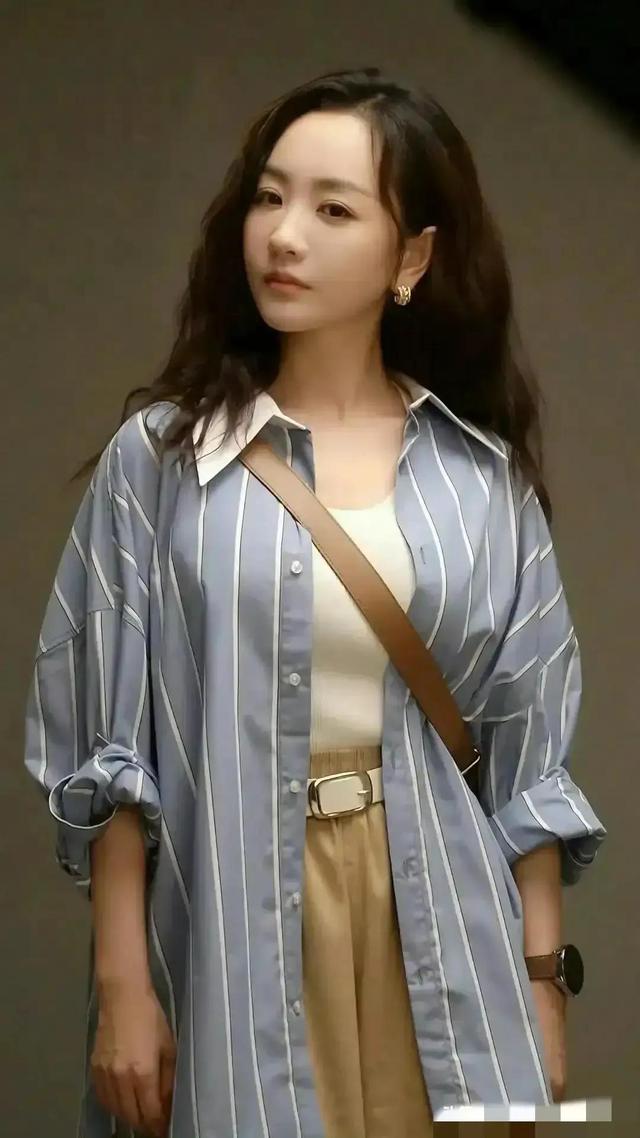 杨蓉这胸是真的吗？跟两个足球一样了，真的非常好看了