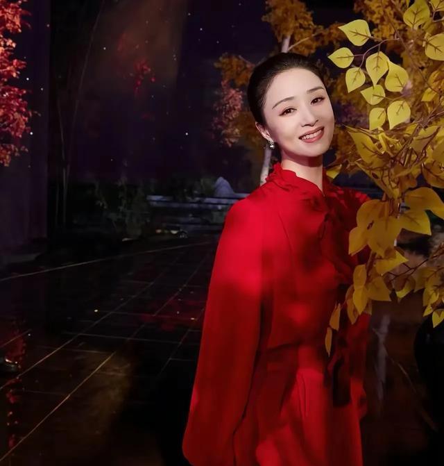 蒋欣在中秋晚会上的造型，真的好漂亮，还是瘦了好看