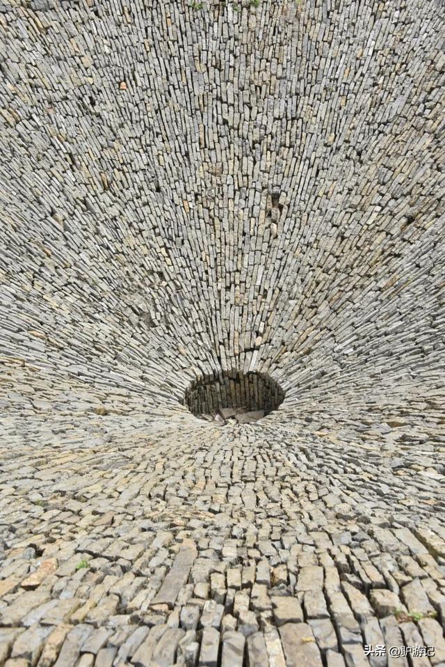 雨补鲁，天坑里的600年古村落，至今仅有一条路进出！