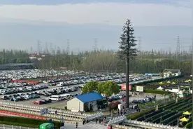 堵堵堵！人人人！小长假首日早高峰我们去现场看了，乘火车、自驾、坐地铁公交的市民，这份出行攻略请收好图片