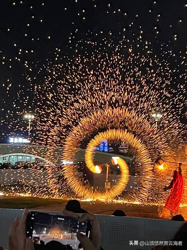 六万彩灯耀京城，文化美食任你逛，环保低碳夜晚热闹不停！