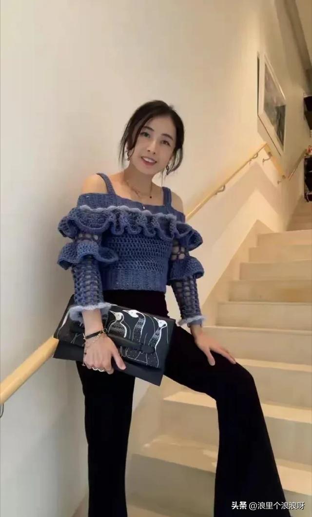 甘比又穿着编织衣服出来啦！编织手艺虽好，但没人告诉她土吗？