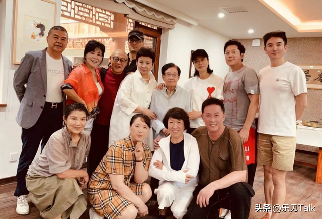 62岁毛阿敏和63岁董文华罕见同框！一个豪门守寡，一个风韵犹存