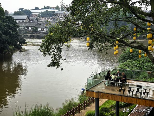 在四川巴盐西运的“盐运第一滩”，我是流着口水逛完这个古镇的