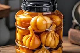 腌糖醋蒜，只加糖和醋就错了，教正确做法，酸甜脆爽，吃一年不坏图片